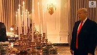 Kecintaan Donald Trump terhadap makanan cepat saji ia tunjukkan saat menjamu Clemson Tigers di White House. Terlihat ia memesan banyak  burger McDonalds. Foto: Instagram @realdonaldtrump @flotus