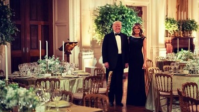 Momen Donald Trump Makan Hot Dog dan Melania Bikin Dessert