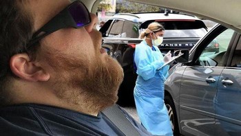 Ngantri di-swab COVID-19. Foto: doc. Bored Panda