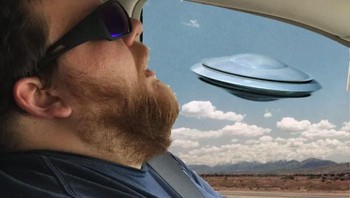 Karena tidur, aliennya pun ngambek dan pulan ke planetnya. Foto: doc. Bored Panda