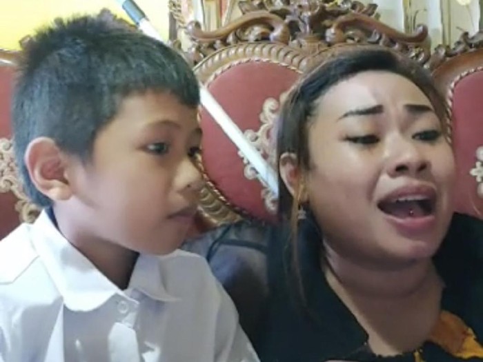Facebook Tante Lala mengajarkan pancasila kepada anaknya