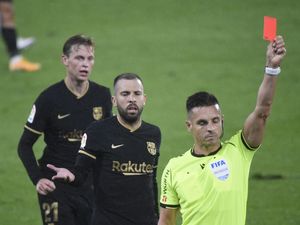 Momen Kompak Messi dan Koeman: Kerubungi Wasit di Lorong Pemain