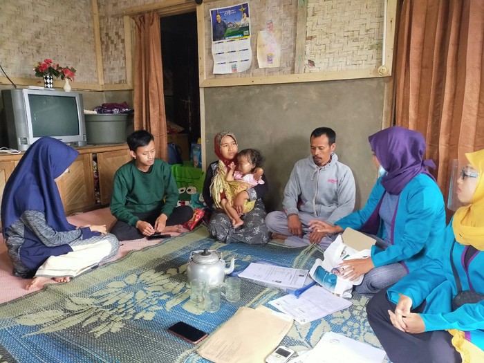 Fraksi PKB MPR RI memberi bantuan kepada Sonia Nurasila, bayi berusia dua tahun yang mengalami gizi buruk dan mengidap kanker pada mata kiri.