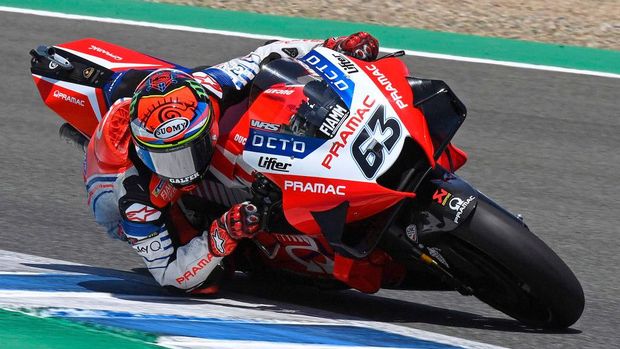 JEREZ DE LA FRONTERA, SPAIN - JULY 25: Francesco Bagnaia of Italy and Pramac Racing  rounds the bend during the MotoGP of Andalucia - Qualifying at Circuito de Jerez on July 25, 2020 in Jerez de la Frontera, Spain. (Photo by Mirco Lazzari gp/Getty Images)