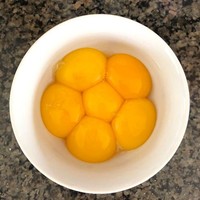 Enam butir kuning telur yang ditempatkan dengan sangat rapi di dalam mangkok sehingga membentuk seperti bunga. Kalau sudah tertata indah begini membuat sayang untuk mengocoknya. Foto: dok. Reddit via Bored Panda