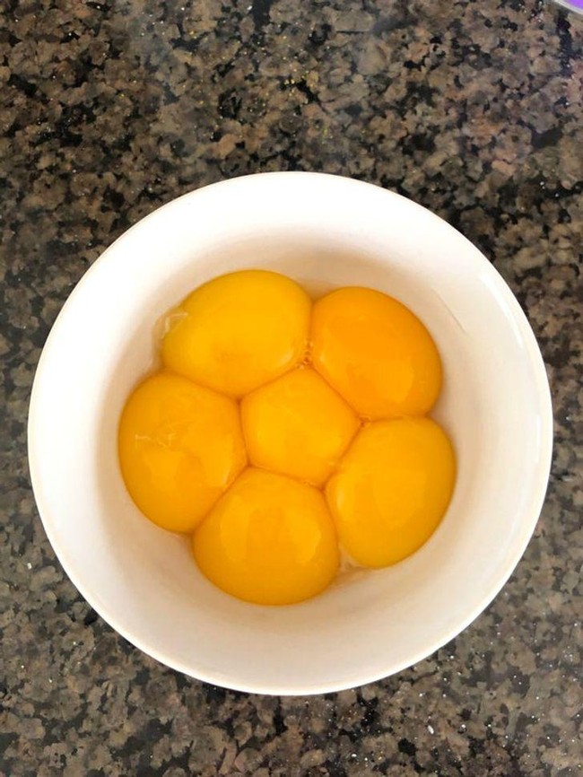 Enam butir kuning telur yang ditempatkan dengan sangat rapi di dalam mangkok sehingga membentuk seperti bunga. Kalau sudah tertata indah begini membuat sayang untuk mengocoknya. Foto: dok. Reddit via Bored Panda