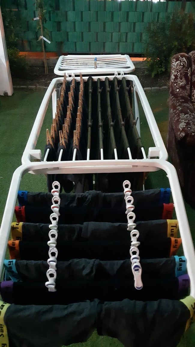 Seorang pria yang akan menjalani wajib militer menata baju dan underwear untuk dikenakan saat bertugas.  Foto: dok. Reddit via Bored Panda