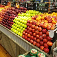 Ratusan apel yang dijual di supermarket ini disusun dengan rapi dan berdasarkan warna. Foto: dok. Reddit via Bored Panda