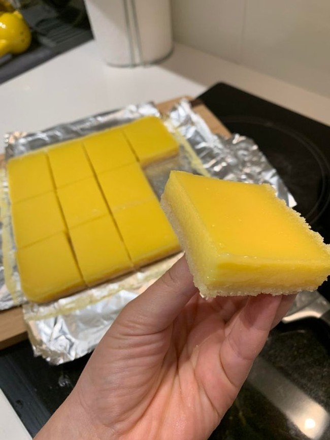 Kue lemon yang dipotong dengan ukuran sama persis. Sepertinya butuh penggaris untuk memotong kue jadi serapi ini. Foto: dok. Reddit via Bored Panda