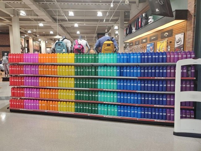 Botol air minum tertata rapi sesuai warna di sebuah toko retail. Tak hanya itu, setiap botol juga ditempatkan sedemikian rupa hingga terlihat bergradasi. Foto: dok. Reddit via Bored Panda