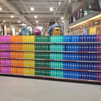 Botol air minum tertata rapi sesuai warna di sebuah toko retail. Tak hanya itu, setiap botol juga ditempatkan sedemikian rupa hingga terlihat bergradasi. Foto: dok. Reddit via Bored Panda