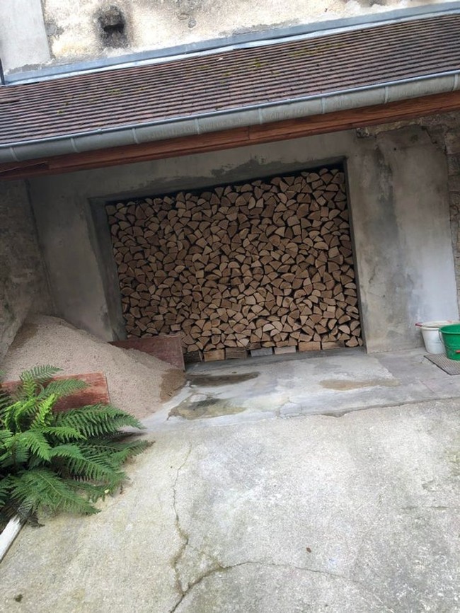 Potongan kayu ditempatkan dalam gudang untuk bahan bakar penghangat ruangan menyambut musim dingin nanti. Kalau ditata serapi ini, rasanya tak tega mengambil satu bongkah saja karena bisa merusak tatanannya. Foto: dok. Reddit via Bored Panda