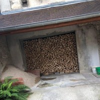 Potongan kayu ditempatkan dalam gudang untuk bahan bakar penghangat ruangan menyambut musim dingin nanti. Kalau ditata serapi ini, rasanya tak tega mengambil satu bongkah saja karena bisa merusak tatanannya. Foto: dok. Reddit via Bored Panda