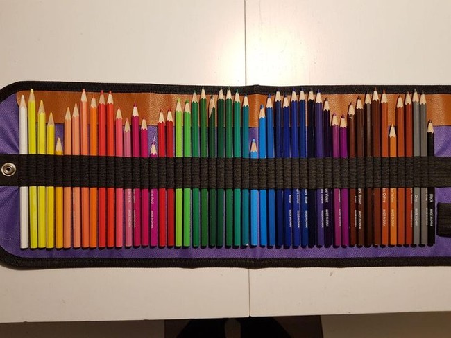 Susunan pensil warna ini membuat kagum. Pemiliknya menata pensil yang sudah pendek di tengah agar terlihat seperti sebuah grafik chart. Foto: dok. Reddit via Bored Panda