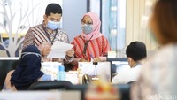 Berbagai motif dikenakan para karyawan ini.