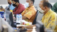 Rasa bangga mengenakan batik diaplikasikan dengan mengenakan warisan budaya tersebut.