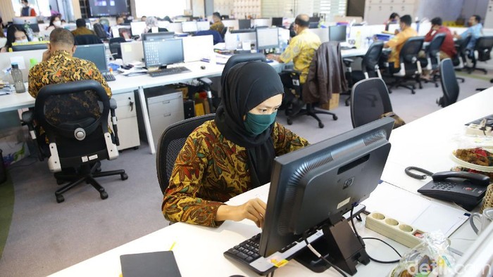 Geliat Hari Batik Nasional di Perkantoran Memperingati Hari Batik Nasional, sejumlah karyawan di perkantoran Jakarta mengenakan pakaian khas yang diakui UNECSO.
