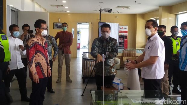 Gubernur DKI Jakarta Ahmad Riza Patria mengecek Depo MRT Lebak Bulus (Luqman Nurhadi Arunanta/detikcom)