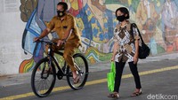 Tidak hanya pesepeda, warga yang akan bekerja di gedung perkantoran kawasan Sudirman juga mengenakan batik.