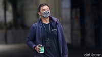 Tidak hanya baju, warga juga mengenakan masker batik.