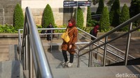 Para pekerja kantoran di kawasan Sudirman wara-wiri dengan mengenakan busana motif batik. 