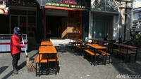 Petugas sedang membersihkan halaman salah satu halaman cafe di kawasan pusat kuliner Perumahan Galaxi, Kota Bekasi.
