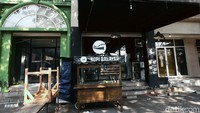 Rumah makan, restoran hingga kafe untuk dine in (makan di tempat) atau take away hanya beroperasi sampai pukul 18.00 WIB.