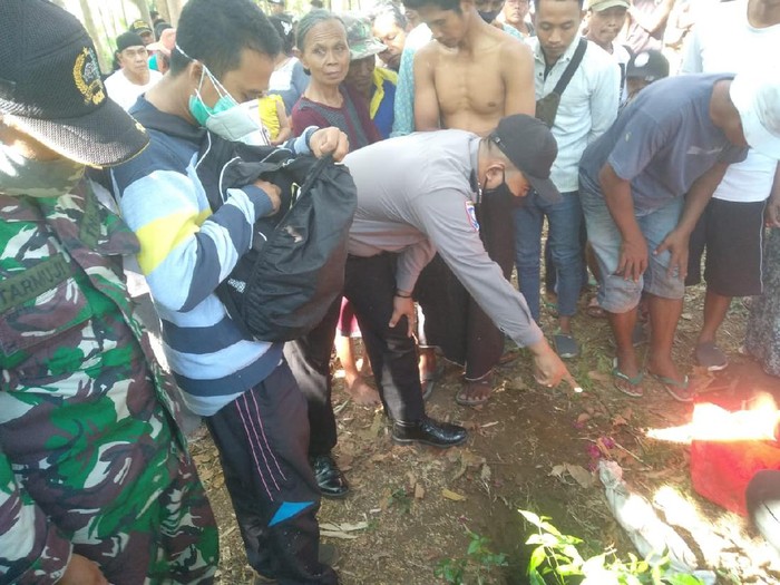 Kuburan bayi baru ditemukan di lahan sengon Desa Krajan, Kecamatan Leces, Kabupaten Probolinggo. Saat ini, jasad bayi tersebut tengah diautopsi.
