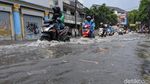 Hujan Deras Bikin Kawasan Haji Nawi Tergenang