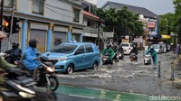 Beberapa pengendara motor bahkan sempat mogok saat menerobos genangan.