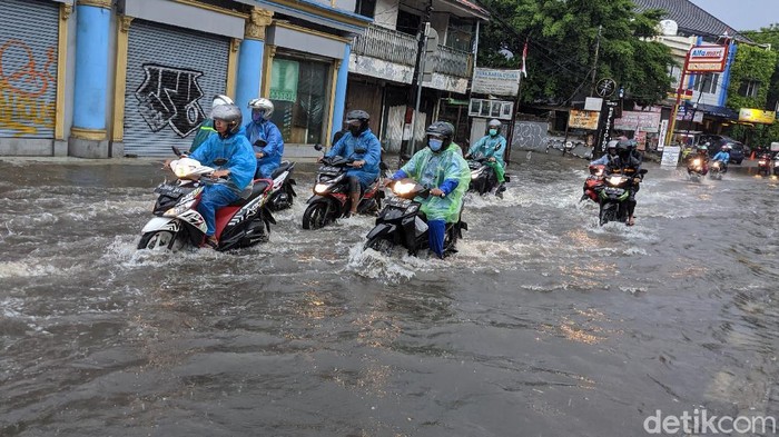 Hujan deras yang mengguyur Jakarta membuat sejumlah titik langsung tergenang. Salah satunya di kawasan Haji Nawi.