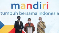 Tak hanya itu, Bank Mandiri juga berbagi kebahagiaan dengan masyarakat melalui penyerahan 12.000 paket sembako kepada masyarakat di sekitar 12 kantor wilayah dan bantuan APD senilai Rp1 miliar untuk tenaga kesehatan.