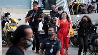 Iis tampil dengan jumpsuit merah dalam kesempatan tersebut. Pool/Noel/detikFoto.
