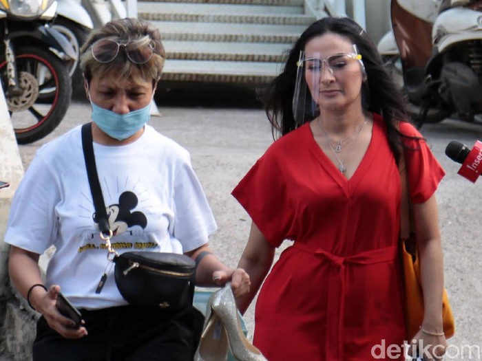 Iis Dahlia saat ditemui di kawasan Trans TV.