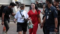 Namun ia tak mengindahkan pertanyaan para awak media yang sudah menantinya. Pool/Noel/detikFoto.