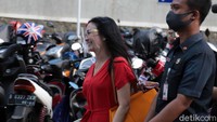 Iis Dahlia lebih tertarik berbicara soal masalah tersebut di YouTube atau acara televisi. Pool/Noel/detikFoto.