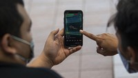 Selain itu cara mendapatkannya pun semakin gampang. Untuk membeli ikan cupang tak harus keluar rumah untuk mendatangi pasar maupun toko ikan hias. Kini, kata Zudiar, dengan perangkat telepon pintar kita bisa membeli ikan cupang melalui toko daring maupun lelang di media sosial.  