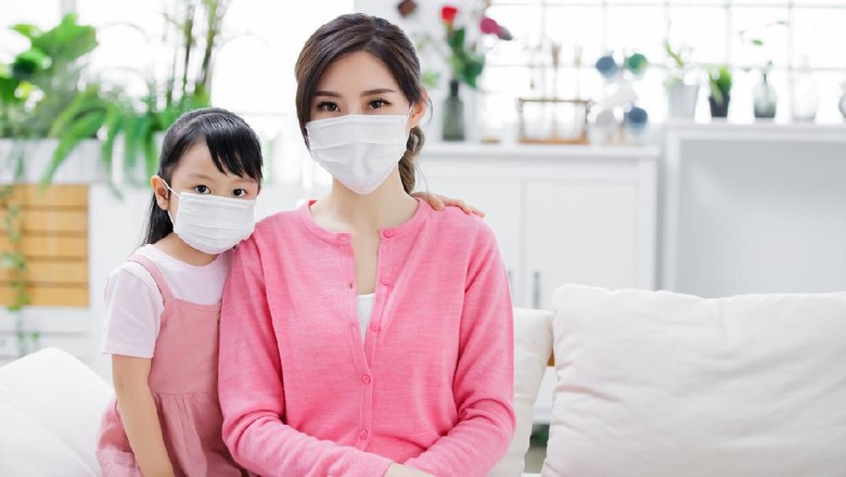 Ilustrasi Ibu dan Anak Pakai Masker di Pandemi Corona Mom and daughter wear mask to protect themselves from virus infection
