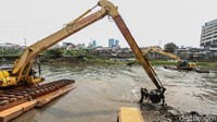 Jelang musim hujan Pemprov DKI terus gencar melakukan pengerukan lumpur di sungai-sungai di Jakarta.