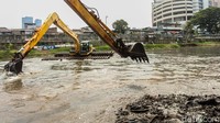 Dua alat berat diturunkan untuk mengeruk lumpur di kawasan Banjir Kanal Barat (BKB).