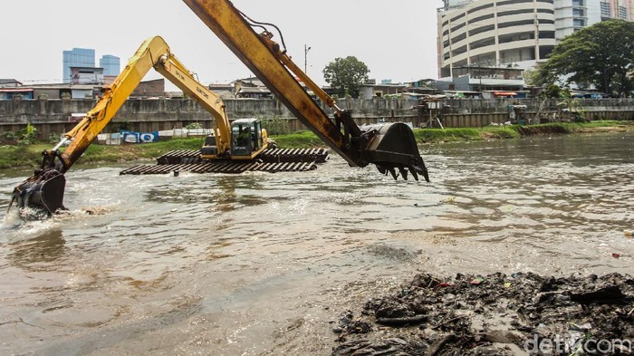 Jelang Musim Hujan 13,9 Km BKB Dikeruk Kawasan Banjir Kanal Barat (BKB) dilakukan pengerukan. Hal itu dilakukan jelang musim hujan untuk mencegah banjir.