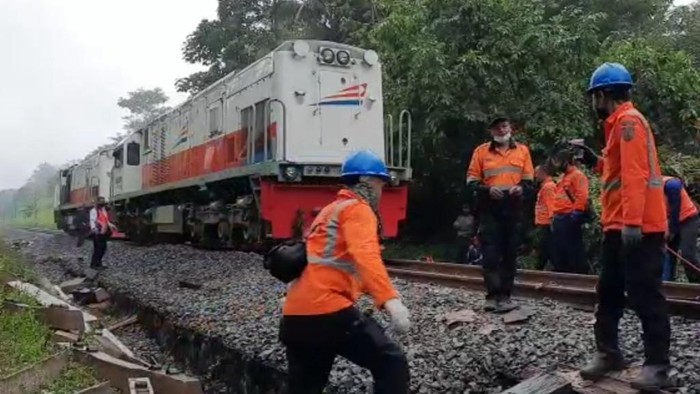 KA anjlok di Ciamis berhasil dievakuasi.