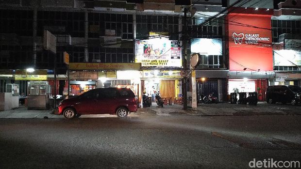 Kafe dan restoran di Bekasi masih buka meski jam operasional dibatasi (Sachril/detikcom)