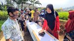 Warga Parungseah Sukabumi Pecahkan Rekor Batik Terpanjang
