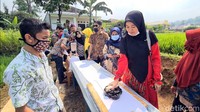 Karena kegiatan dilakukan di massa pandemik, protokol kesehatan dilakukan satu persatu warga mengantre dengan menjaga jarak dan di cek suhu. Mereka lalu mengambil cap khusus batik dengan ragam motif yang dipersiapkan pihak penyelenggara. Dalam waktu sekitar 2 jam lukisan batik beragam motif tergambar di kain sepanjang ratusan meter.  