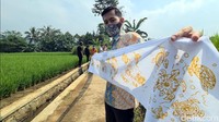 Beragam motif Sukabumian tergambar di atas kain selendang putih, mulai dari motif Manggis, Penyu, Wijayakusuma, Manggis dan Garuda Ngupuk.   
