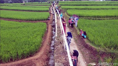 Warga Parungseah Sukabumi Pecahkan Rekor Batik Terpanjang