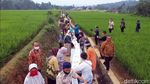 Warga Parungseah Sukabumi Pecahkan Rekor Batik Terpanjang