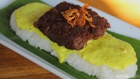 Tak kalah menarik ada menu Empal Ketan Bumbu yang penyajiannya menarik. Disajikan dengan kuah kari, empal dan bawang goreng, sehingga rasanya gurih. Foto: detikFood/Riska Fitria