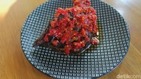 Menunya sangat beragam hingga ke olahan ikan. Ada menu ikan limbat yang didatangkan langsung dari Sumatera Utara. Ikan itu diasapi dan dilumuri cabe merah. Foto: detikFood/Riska Fitria